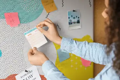 Dětská nástěnka s motivem abstraktních čmáranic