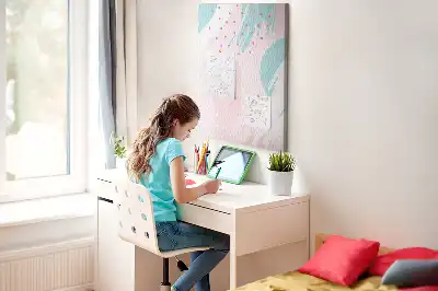Nástěnka s abstraktní kompozicí