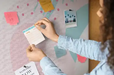 Nástěnka s abstraktní kompozicí