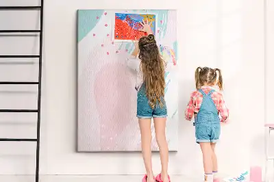 Nástěnka s abstraktní kompozicí
