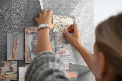 Nástěnka s abstraktní geometrií