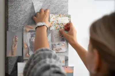 Nástěnka s abstraktní geometrií