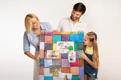 Korková nástěnka s motivem barevných dřevěných kostek