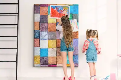 Korková nástěnka s motivem barevných dřevěných kostek
