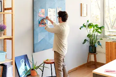 Korková nástěnka s geometrickým motivem