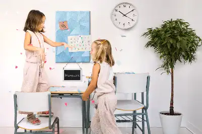 Korková nástěnka s geometrickým motivem