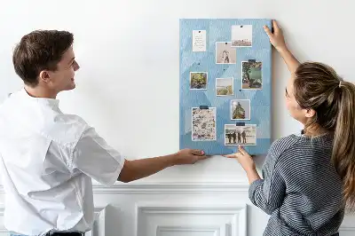 Korková nástěnka s geometrickým motivem