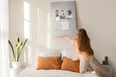Dětská nástěnka s lineární abstrakcí