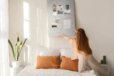 Dětská nástěnka s lineární abstrakcí