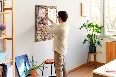 Korková nástěnka s motivem kusů kmenů