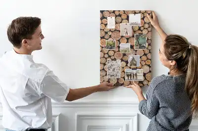 Korková nástěnka s motivem kusů kmenů