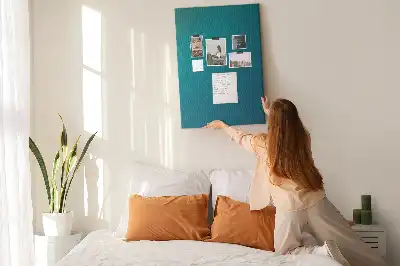 Nástěnka s geometrickou abstrakcí