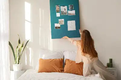 Nástěnka s geometrickou abstrakcí