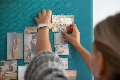 Nástěnka s geometrickou abstrakcí