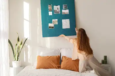 Nástěnka s geometrickou abstrakcí