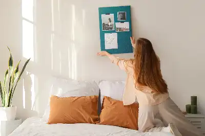 Nástěnka s geometrickou abstrakcí