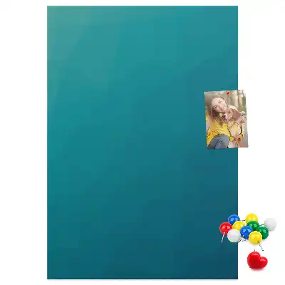 Nástěnka s geometrickou abstrakcí