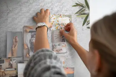 Korková nástěnka s motivem oliv na betonovém pozadí