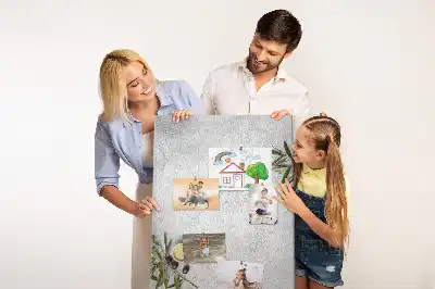 Korková nástěnka s motivem oliv na betonovém pozadí