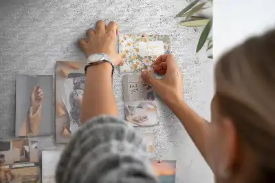 Korková nástěnka s motivem oliv na betonovém pozadí