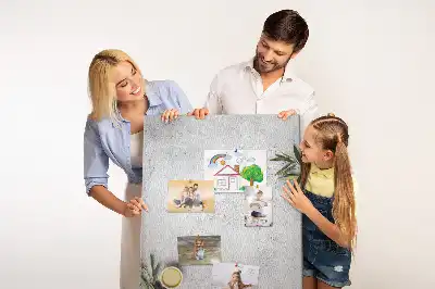 Korková nástěnka s motivem oliv na betonovém pozadí