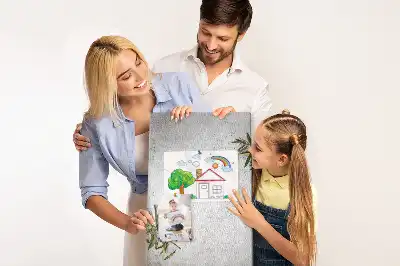 Korková nástěnka s motivem oliv na betonovém pozadí