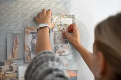 Dětská nástěnka s motivem sportovních míčů v abstraktním pojetí