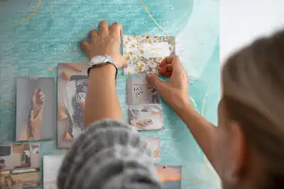Korková nástěnka s motivem mramorové abstrakce