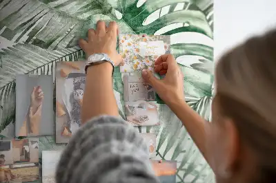 Dětská nástěnka s akvarelovým motivem listů