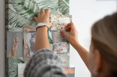 Dětská nástěnka s akvarelovým motivem listů