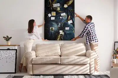 Nástěnka s tmavým květinovým motivem