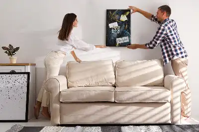 Nástěnka s tmavým květinovým motivem