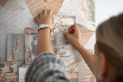 Korková nástěnka s motivem ptačího peří