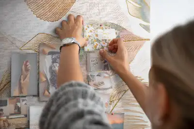 Korková nástěnka s motivem ptačího peří