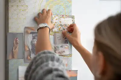 Korková nástěnka s dekorativním abstraktním motivem