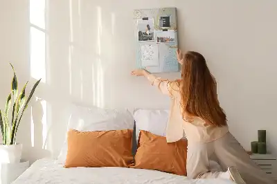 Korková nástěnka s dekorativním abstraktním motivem