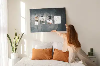 Kovová nástěnka do dětského pokoje s motivem abstrakce