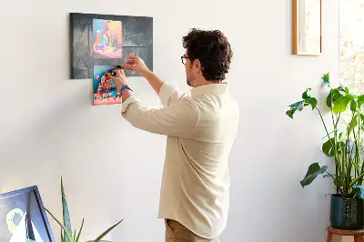 Kovová nástěnka do dětského pokoje s motivem abstrakce