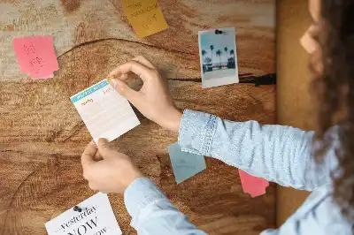 Korková nástěnka s texturou dřeva