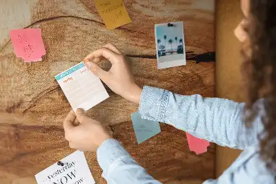 Korková nástěnka s texturou dřeva