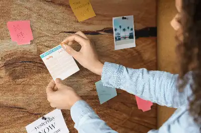 Korková nástěnka s texturou dřeva