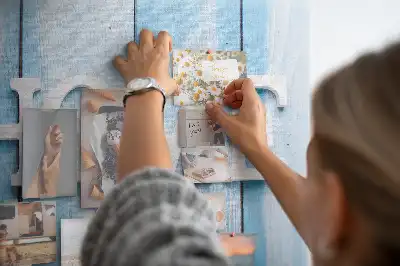 Korková nástěnka s nápisem Home