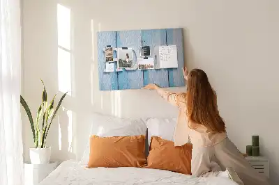 Korková nástěnka s nápisem Home