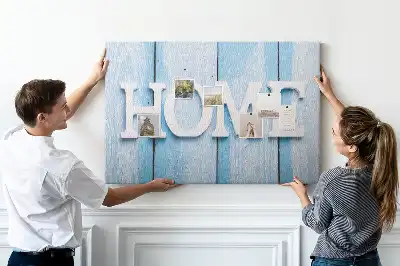 Korková nástěnka s nápisem Home