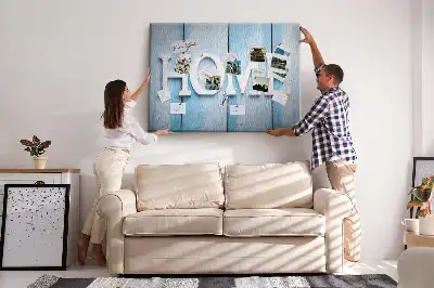 Korková nástěnka s nápisem Home