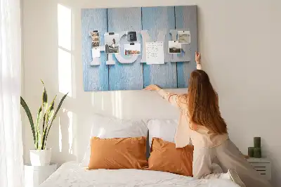 Korková nástěnka s nápisem Home