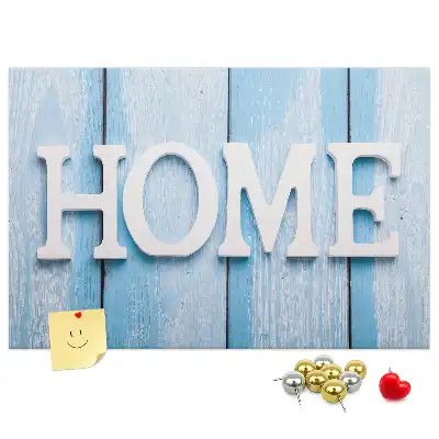 Korková nástěnka s nápisem Home