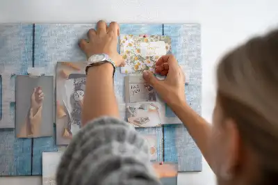 Korková nástěnka s nápisem Home