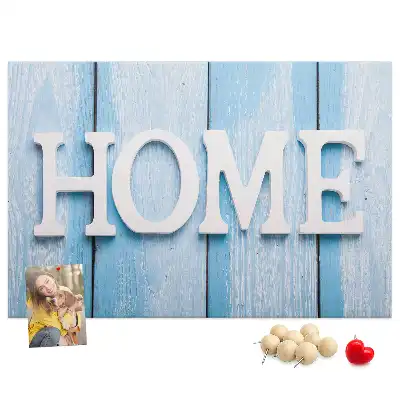 Korková nástěnka s nápisem Home
