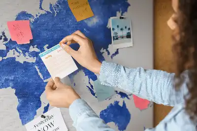 Korková nástěnka na zeď s motivem mapy světa a vesmíru